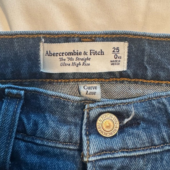 Abercrombie & Fitch CURVE LOVE Ultra High Rise 90s Straight - Picture 3 of 5